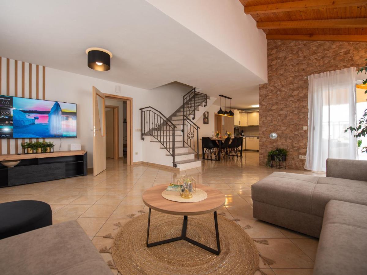Beautiful Holiday Home "Villa Luka" Kastel Stafilic Exterior photo