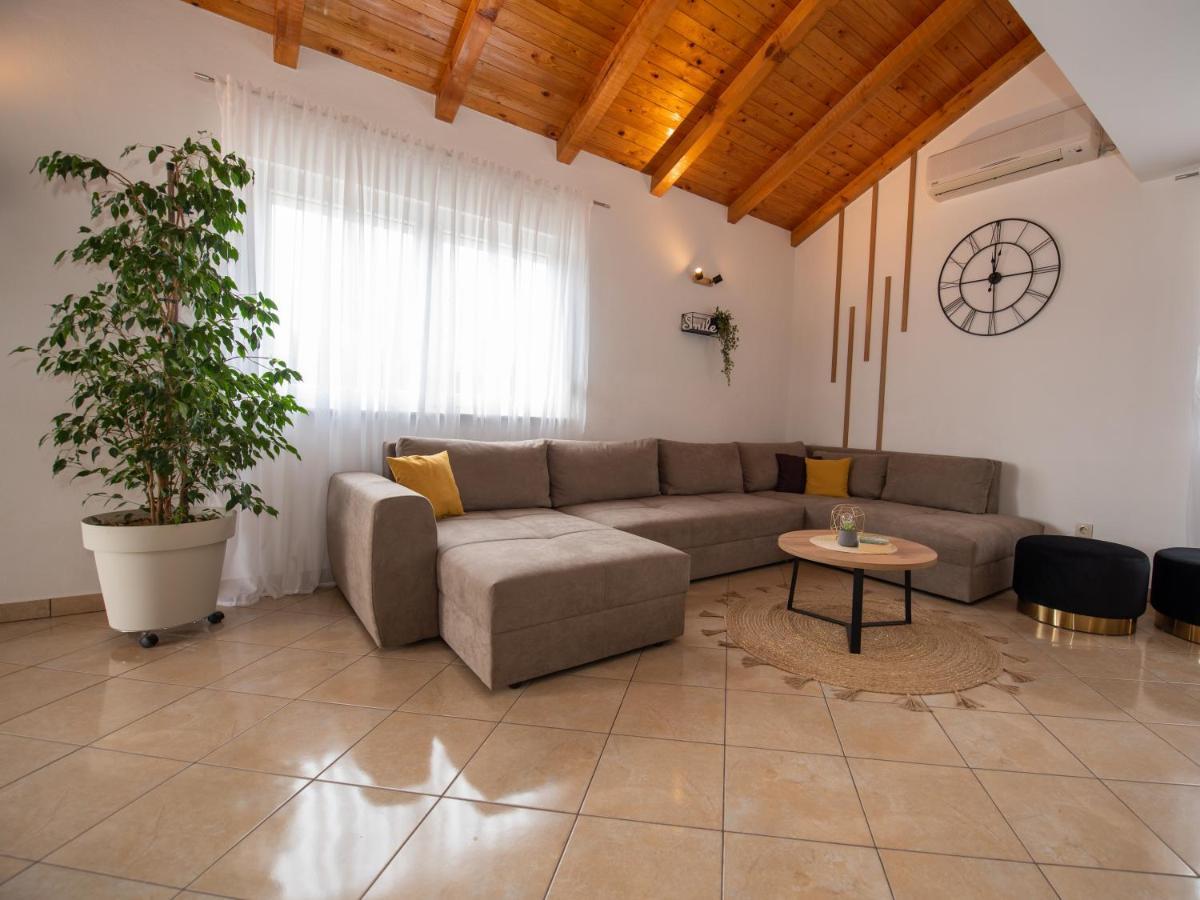 Beautiful Holiday Home "Villa Luka" Kastel Stafilic Exterior photo