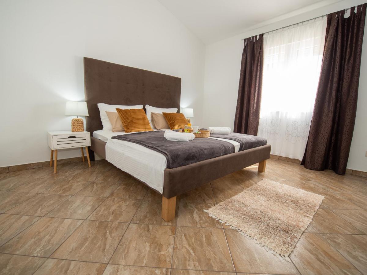 Beautiful Holiday Home "Villa Luka" Kastel Stafilic Exterior photo
